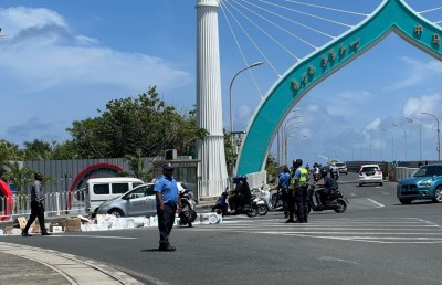 ޕިކަޕަކުން ކުލަ ފާޓާތަކެއް ވެއްޓި ހައިވޭގައި "ކުލަ ލެވިއްޖެ"