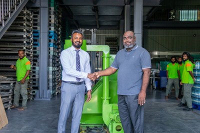 އައިބީއެމުން ކުޅުދުއްފުއްޓަށް ޕްލާސްޓިކް ފުޅި ކަފާ މެޝިނެއް ހަދިޔާ ކޮށްފި