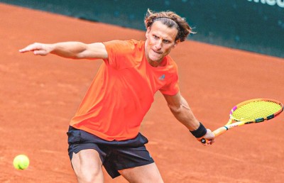 ފޯލާން 45 އަހަރުގައި ޕްރޮފެޝަނަލް ޓެނިހުގެ ތެރެއަށް