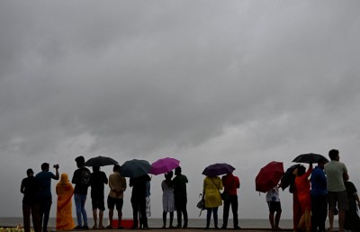 ތޫފާން "ޑާނާ"ގެ ބާރުގަދަވުމުން އިންޑިއާގައި މިލިއަނަކަށް ވުރެ ގިނަ މީހުން ރައްކާތެރި ހިސާބުތަކަށް