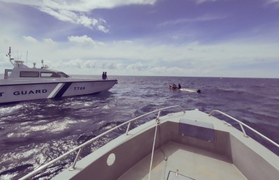 ބަންޑުން ޖަހާލި ޑިންގީގެ މަތީގައި ތިން ގަޑިއިރު، އެންމެން ސަލާމަތްކޮށްފި