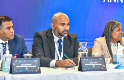 ޝަރަފުވެރި އެވޯޑް ދިން އިރު ވެސް އޮތީ ހިޔާނާތް، ސޮއިކުރަނީ ނަޒާހަތްތެރިކަން ކުރިއަރުވަން!