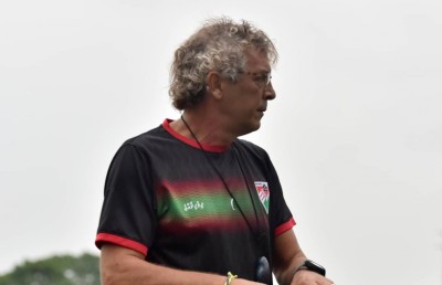 މުބާރާތުގައި ކުޅުންތެރިން ދަސްކުރީ މީގެކުރިން ނުކުރާ ކަންތައްތަކެއް: ކޯޗު