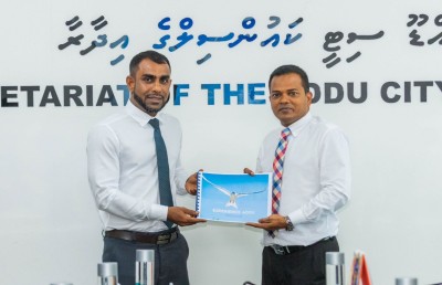 ސަރުކާރުތަކަށް މަސައްކަތް ކުރެވިއްޖެ، ދެން ބޭނުންވަނީ އައްޑޫ މީހުންގެ ހިއްސާ: މޭޔަރު