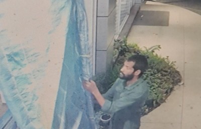 މިފްކޯ ފަޅާލީ ކޮންޓްރަކްޝަން މަަސައްކަތެއް ކުރާ ކަމަށް ދައްކަން ދޮރުގައި ސަތަރިގަނޑެއް އަޅައިގެން ތިބެ