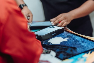 ފަހުގެ އައިފޯނު ދޭނެ ކަމަށް ބުނެ ގިނަ ބައެއްގެ އަތުން ފައިސާ ނެގުމަށްފަހު 'ފިލައިފި'