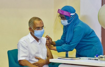 އުމުރުން 50 އަހަރުން މަތީ މީހުންނަށް ކޮވިޑް ވެކްސިންގެ ބޫސްޓަ ޑޯޒް ދެނީ