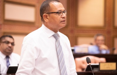 ޑިޕްލޮމާއިން މެޖިސްޓްރޭޓަކަށް ވެވޭގޮތް މިޒަމާނަކަށް ނުފެތޭ: އާދަމް ޝަރީފް