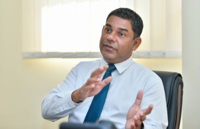 އޮތީ ދެ ގޮތް، ގައުމު ބަނގުރޫޓުވުން ނުވަތަ ފައިސާ ޗާޕްކުރުން