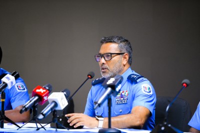 ލޯންޗު ބަންޑުން ޖަހާލުން: މިންހާޖާއެކު ދަތުރުކުރި އަލީ ދެނީ ސައްހަ މައުލޫމާތެއް ނޫން
