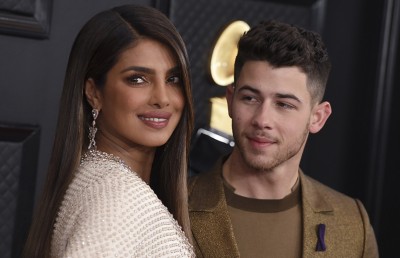 ޕްރިޔަންކާގެ ސޯޝަލް ޕްލެޓްފޯމްތަކުން ފިރިމީހާ "ޖޯނަސް" ގެ ނަން އުނިކޮށްފި