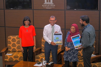 އެމްއެންޔޫ ފޮތް މައުރަޒު ހުޅުވާ، ހިލޭއެހީގެ ދަށުން ފުރަތަމަ ލިޔުނު ދެ ފޮތް ނެރެފި