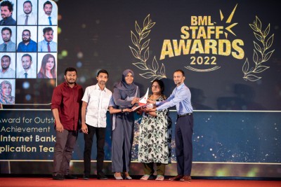 ދިވެހި ޤައުމީ ބޭންކްގެ އެންމެ ރަނގަޅު މުވައްޒަފުންގެ އަގުވަޒަންކޮށް އެވޯޑު ދީފި