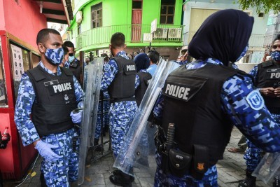 ޕޮލިސް ސްޓޭޝަނުން ގަދަކަމުން ނެރުނީ އަމުރަށް ނުކިޔަމަންތެރިވި ދެ އަންހެނުން: ފުލުހުން