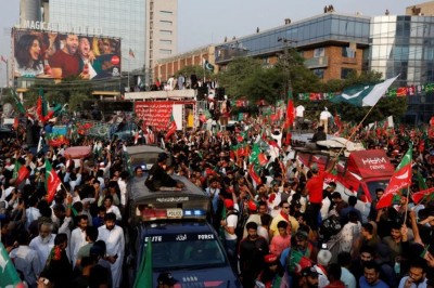 ލާހޯރުން އިސްލާމް އާބާދަށް ހިނގާފައި ދިޔުމަށް 380 ކިލޯމީޓަރުގެ ދަތުރެއް އިމްރާންޚާން ފައްޓަވައިފި