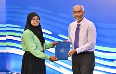 ޓީޗަރަކަށް ވުމަށް ބޭނުންވާ 135 ދަރިވަރަކަށް ސްކޮލާޝިޕް ލިޔުން ހަވާލުކޮށްފި