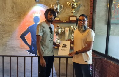 އުނދަގޫ ނިންމުމެއް ނިންމައި ޗިކު ކިންގްސް އަށް ސޮއިކޮށްފި