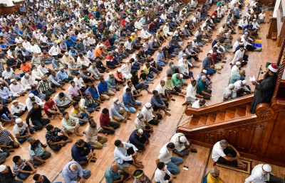 ޖިންސާއި ޓީޝާޓު ލައިގެން އިމާމުވެ ނަމާދު ނުކުރެވޭ ގޮތަށް އުސޫލެއް ހަދައިފި