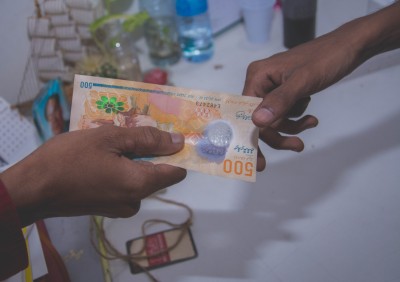 ފޭކް ސްލިޕްތަކެއް ބޭނުންކޮށްގެން 170،000 ރުފިޔާގެ ވިޔަފާރި ކުރި މީހަކު ހައްޔަރުކޮށްފި