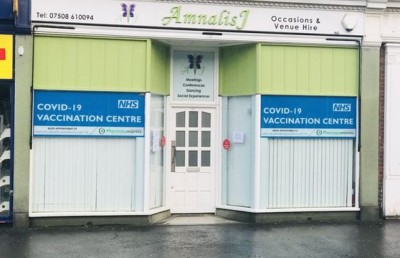 ވެކްސިން ސެންޓަރެއްގެ ދޮރުގެ ތަޅަށް ތެރަސް އެޅި މީހަކު 12 ހަފުތާއަށް ޖަލަށް ލައިފި