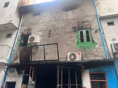 އެއް ތަނެއްގައި 38 މީހުން, ކޮންމެ އެނދެއް ކައިރީގައި ކެއްކުމަށް ގޭސް ފުޅި ހުރި