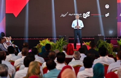 ސިޔާސީ މީހުން ޝަރުއީ ދާއިރާ އަށް ނުފޫޒު ފޯރުވާ ނަމަ ބުނޭ، މަގާމުން ވަކިކުރާނަން: ރައީސް