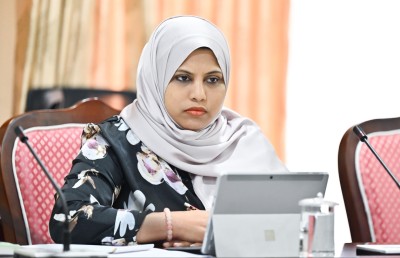 ވަޒީރުންނާއި މެމްބަރުން މެދުވެރިކޮށް އުސޫލުން ބޭރުން އެހީ ނުހޯދޭނެ: ހީނާ