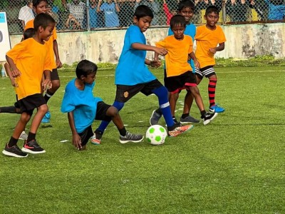 އެއް ފަޔާއެކު ފުޓްބޯޅަ ކުޅެ، ޝަވަން ދެއްކީ ތަފާތު ހިތްވަރެއް