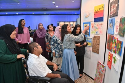 ރިވެލި މައުރަޒް ރައީސްގެ އަނބިކަނބަލުން ހުޅުއްވައި ދެއްވައިފި