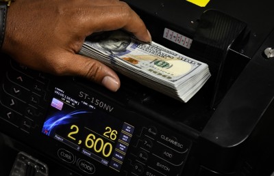 ޑޮލަރުގެ ކަޅު ބާޒާރުން ނުކުންނަން އޮތީ ހަނި މަގެއް