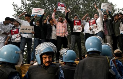 އިންޑިއާގެ ބިލިއަނަރު އަދާނީއަށް އެމެރިކާއިން މަކަރާއި ހީލަތުގެ ދައުވާކޮށްފި