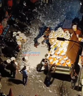 ޕިކަޕަކުން ކުލަ ފާޓާތަކެއް މަގުމައްޗަށް ވެއްޓި، މުޅި މަގުގައި ކުލަ