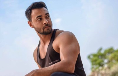 އާޔޫޝް ފުރަތަމަ ބެކް ޑާންސަރެއްގެ ގޮތުގައި