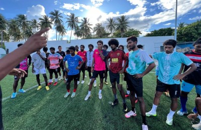 ގުރައިދޫގެ ޝަޔާމް؛ ބައްޕަގެ ފަރާތުން ވާރުތަވި ކެޕްޓަން ބޭންޑްގައި  ގޯލްޑް ކަޕަށް