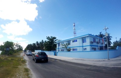 އައްޑޫގައި ބަންދުގައި ތިބި ބަޔަކު، ދެ ފުލުހެއްގެ ލޮލަށް ބްލީޗް ޖަހައިފި