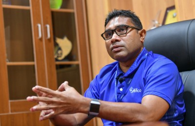 ތިން އަހަރު ގޮންޖެހުންތަކާ އެކު، އެކަމަކު ހިތްހަމަޖެހުން އެބައޮތް