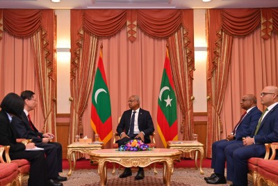ދެ ގައުމެއްގެ ސަފީރުން ރައީސަށް ފަތްކޮޅު އަރުވައިފި