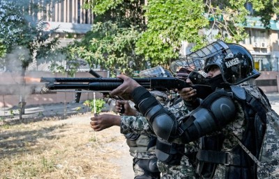 އިމްރާން މިނިވަންކުރަން ގޮވާލައި ކުރި މުޒާހަރާއިން 1،000 މީހަކު ހައްޔަރު