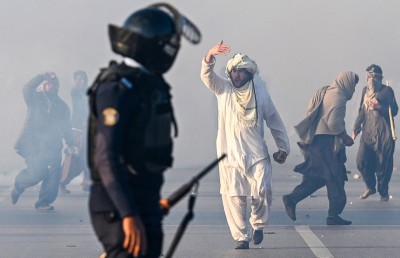 ސަޕޯޓަރުން ނުކުމެ މުޒާހަރާ ވަރުގަދަކުރަން އިމްރާން ގޮވާލައްވައިފި