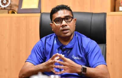 ތިން އަހަރު ގޮންޖެހުންތަކާ އެކު، އެކަމަކު ހިތްހަމަޖެހުން އެބައޮތް