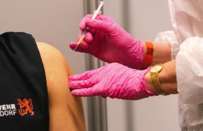 އެހެން މީހުންގެ ނަމުގައި ކޮވިޑް ވެކްސިން ޖަހާ މީހެއްގެ މައްސަލަ ނިއުޒީލެންޑުން ބަލަނީ