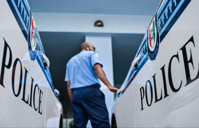 ނަސޭހަތްތެރިވާން އުޅުނު ފުލުހެއްގެ ގައިގައި ދަތްއެޅި އަންހެނަކު ހައްޔަރުކޮށްފި