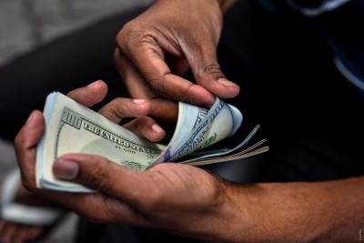 ވަގު ޑޮލަރުން ވިޔަފާރިކުރުން: ތިން ޒުވާނުންގެ ބަންދަށް 40 ދުވަސް