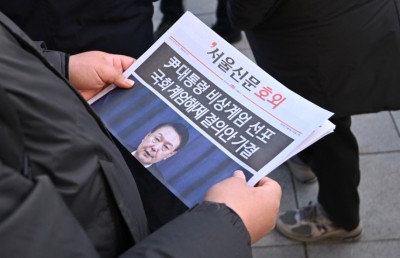 ކުއްލި ހާލަތު އުވާލިޔަސް ދެކުނު ކޮރެއާގެ ރައީސް އިސްތިއުފާ ދެއްވަން ޕްރެޝަރު ބޮޑުވެއްޖެ