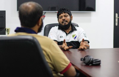 ހުސެން، ބޭބެގެ ފަހަތުން ގޮސް ގައުމީ ޗެމްޕިއަނަކަށް