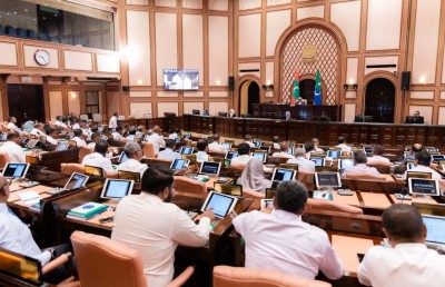 "އަމީނަށް ހެދި ގޮތް" ހަދަންޖެހޭ ކަމަށް ބުނުމުން މަޖިލީހަށް ކުއްލި މައްސަލައެއް