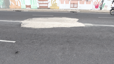 ސްޓެލްކޯއިން ބޭރު މަގުގައި އެޅި ސިމެންތި ޕެޗުގައި ތާރު އަޅަން ހަވާލުކުރަނީ