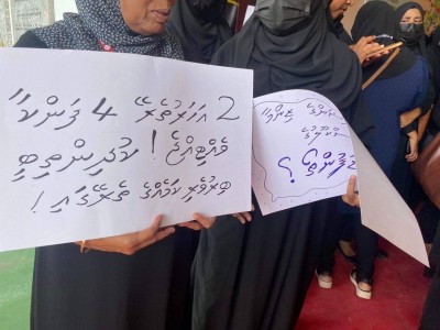 ޣާޒީ ސްކޫލުގެ އެޑްމިނިސްޓްރޭޓަރާ ދެކޮޅަށް ޓީޗަރުން މުޒާހަރާއަށް ނިކުމެއްޖެ