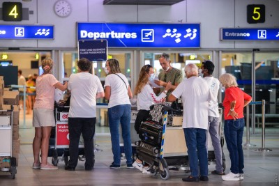 ޗުއްޓީއާ ދިމާކޮށް އެއާޕޯޓަށް ބާރުބޮޑު ވާނެތީ ފުރުމުގެ ތިން ގަޑިއިރު ކުރިން ދާން އެދިއްޖެ