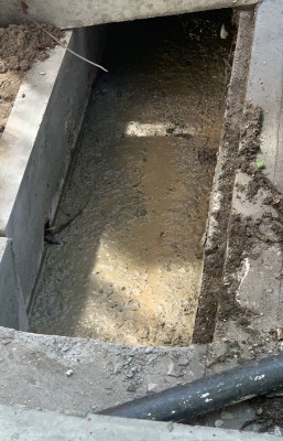 މަގުމަތީ ހުރި ޖަންކްޝަނަކަށް ތެޔޮ އެޅޭ ގޮތް ހެދި މީހަކު ހޯދަނީ